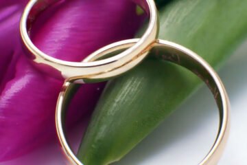 Obrączki ślubne: Najlepsze trendy i porady na 2021 rok.