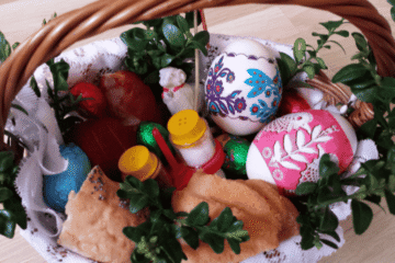 Tradycyjny koszyczek wielkanocny: jak przygotować i co powinno się w nim znaleźć