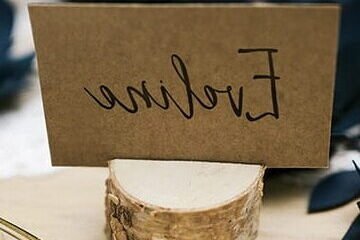 Winietki ślubne: Piękne dodatki na przyjęcie weselne